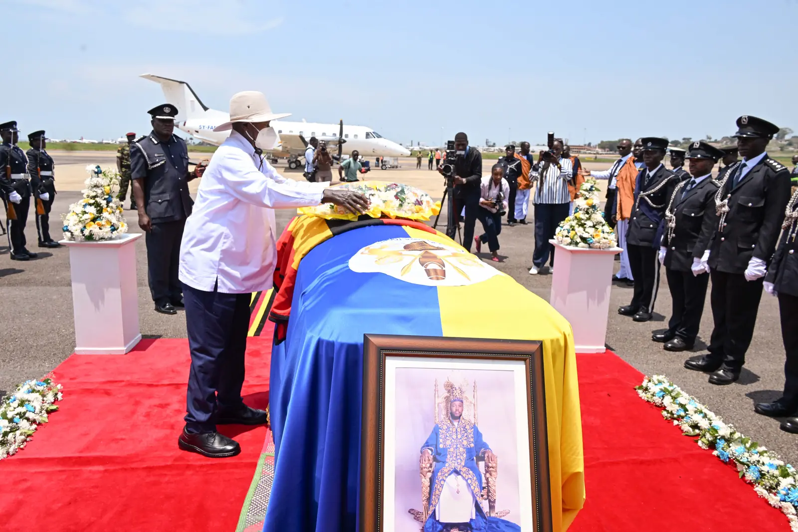 President Museveni Receives King Oyo’s Body, Hails His Leadership